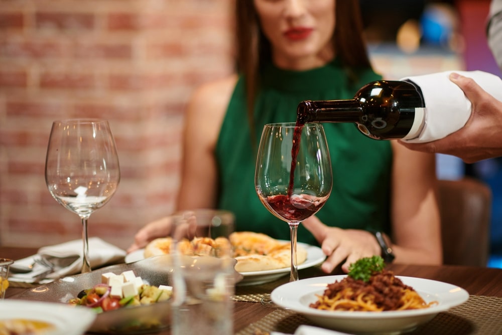 Comment choisir le vin idéal pour accompagner vos plats au restaurant ?